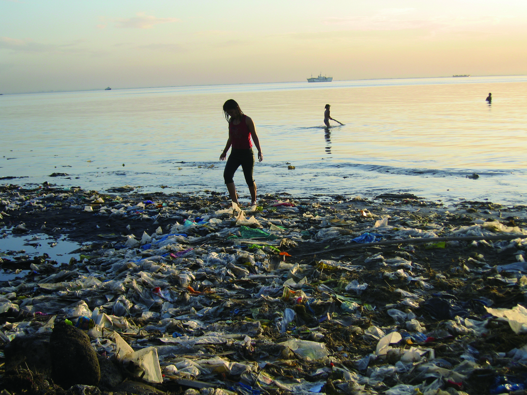 Massive beached plastics (the Philippines)