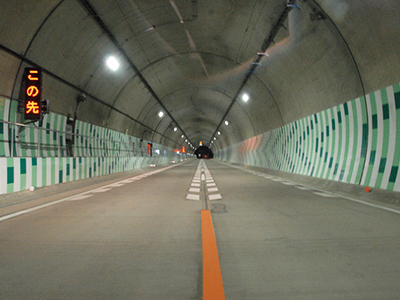 トンネル壁面デザインによる交通安全対策