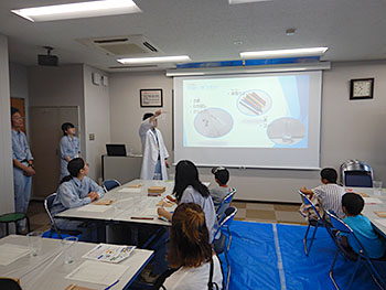先生の説明を聞く