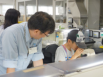 顕微鏡で生き物をじっくり観察