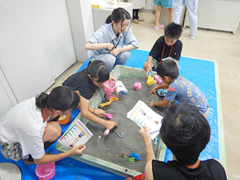 砂の中から6種類の貝を探す