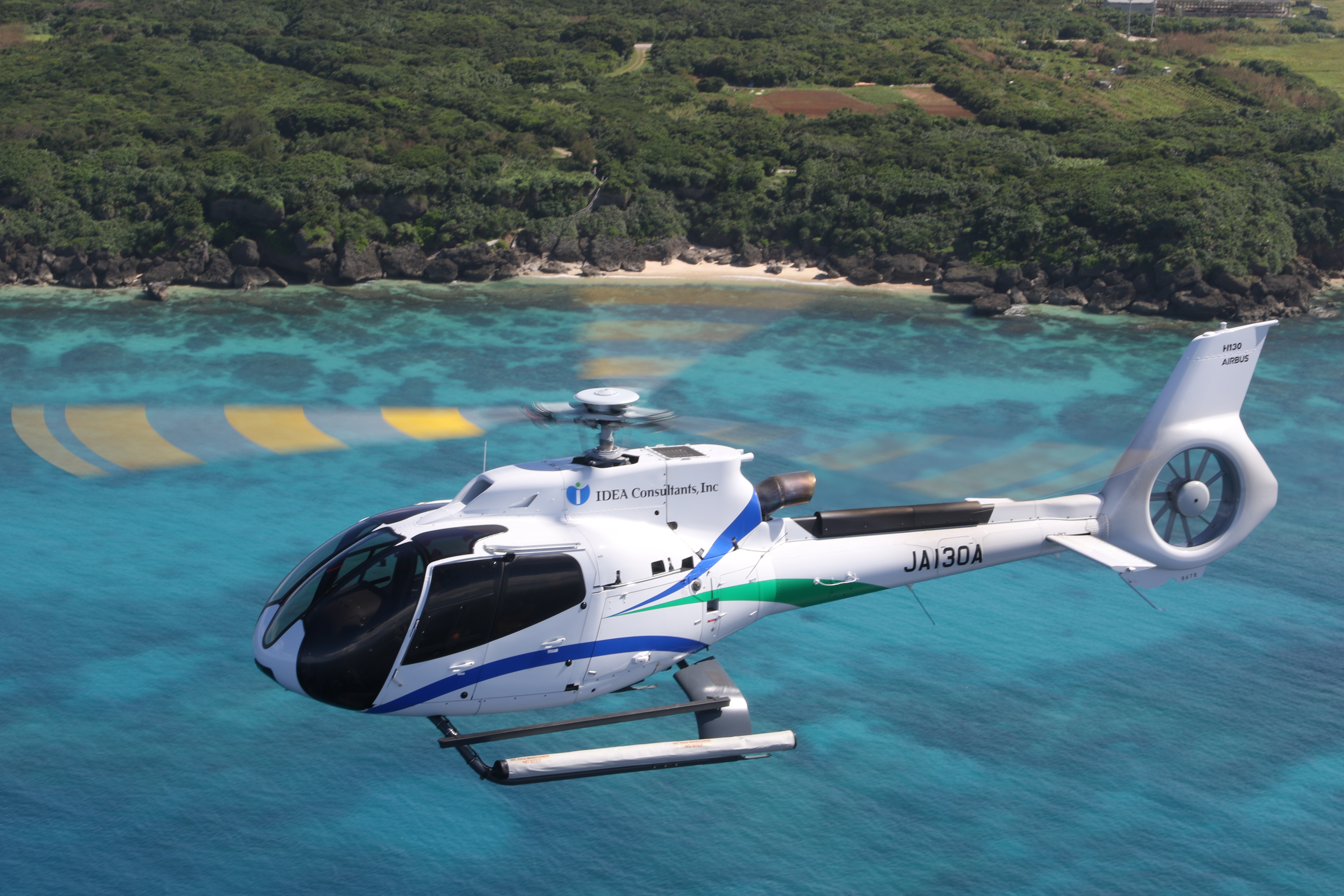 ヘリコプター(エアバス社H130T2)　