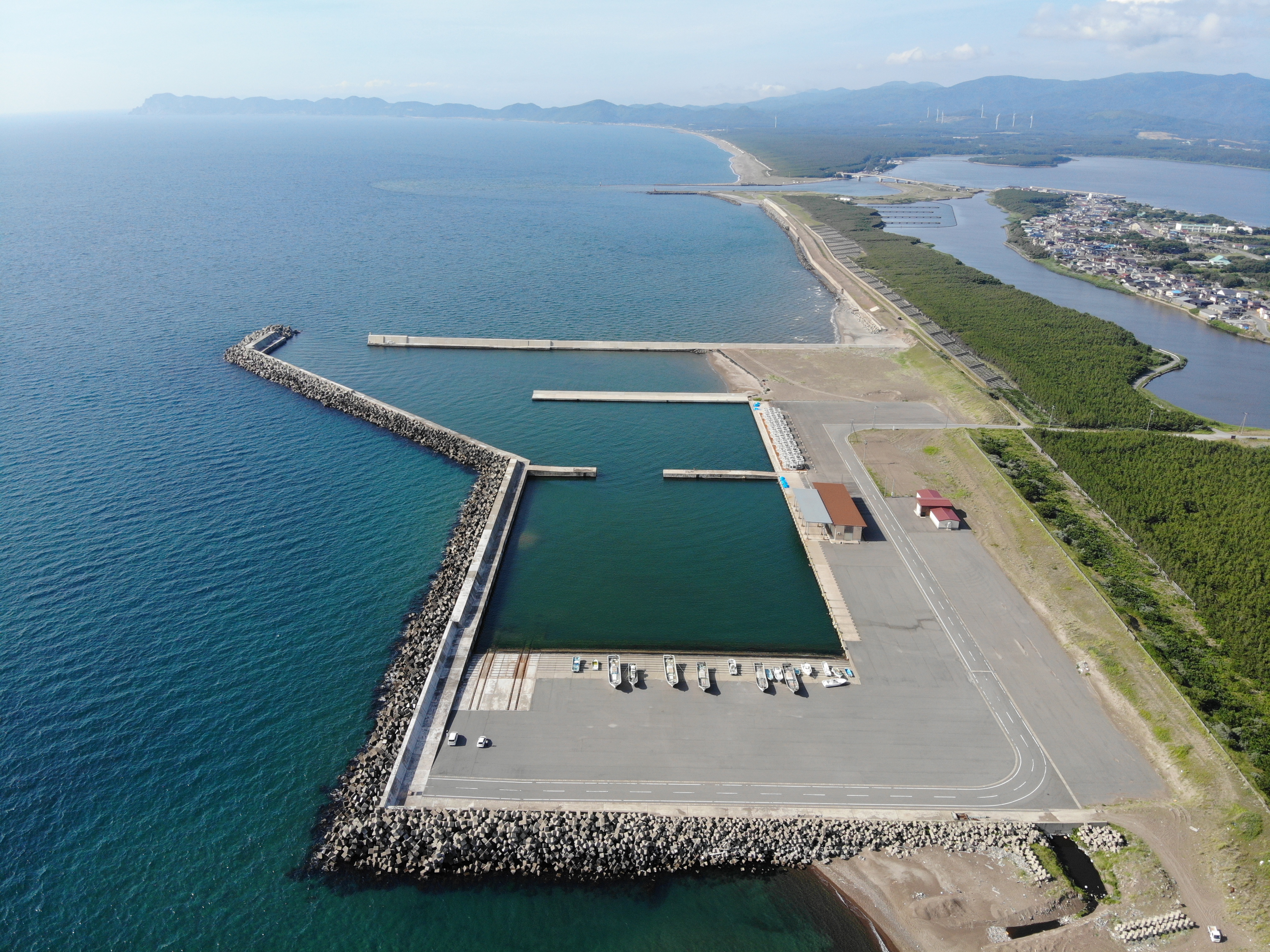 地形変化の解析や予測に基づく港形の事例